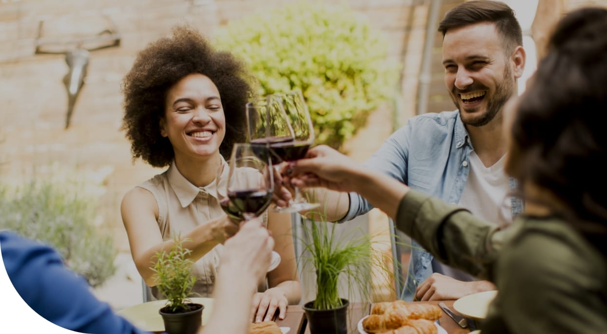 Illustration de personnes prenant l'apéritif