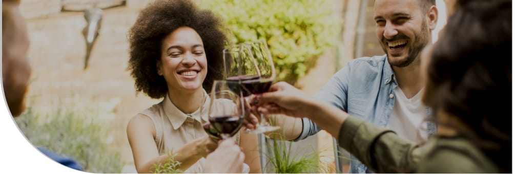 Illustration de personnes prenant l'apéritif