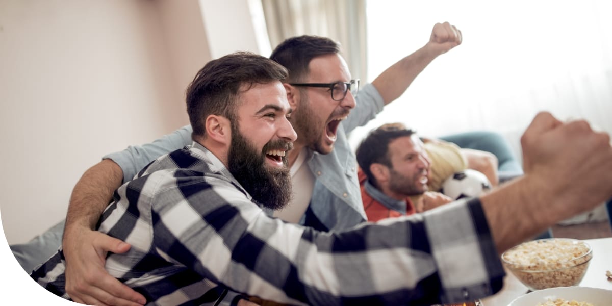 Illustration d'un homme heureux d'utiliser son smartphone