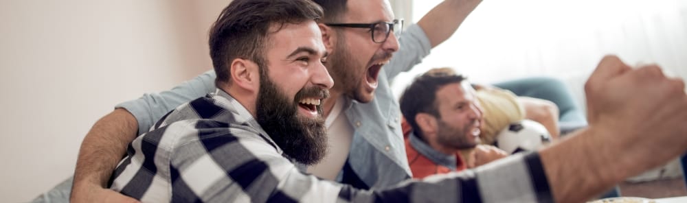 Illustration d'un homme heureux d'utiliser son smartphone