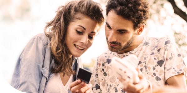 Illustration d'un homme heureux d'utiliser son smartphone